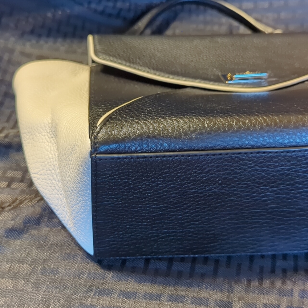 UEC Gorgeous Kate Spade, Color - Black and Porcelain Purse. Beautiful interior. - Picture 6 of 8